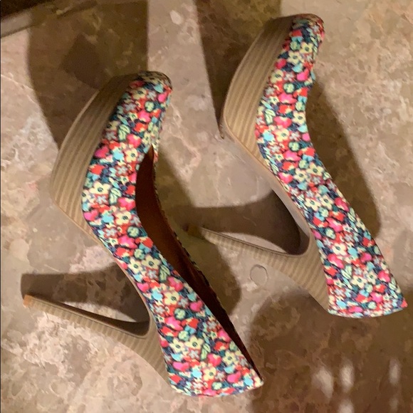 Floral pumps. 4+ inch platform. - Picture 3 of 4